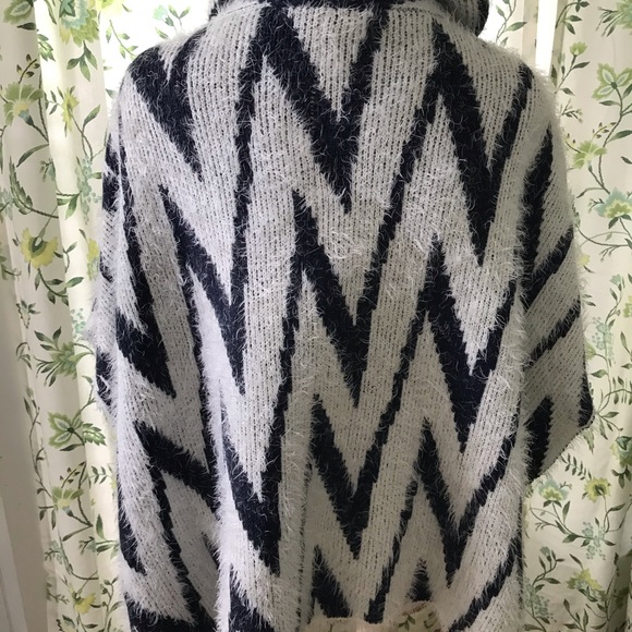 Wrap Poncho Soft and Fuzzy - Picture 2 of 7